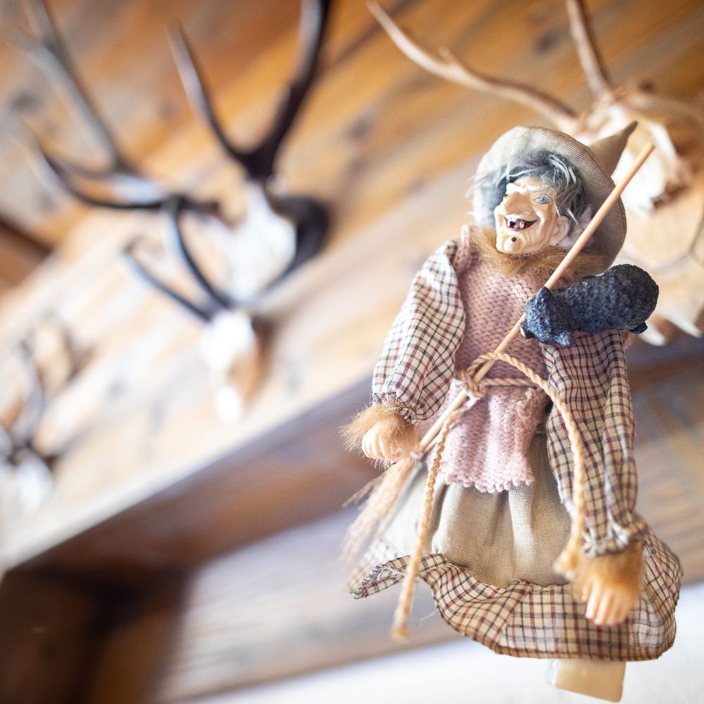 Ehrwald Restaurant Holzerstubn Dekoration Hexe