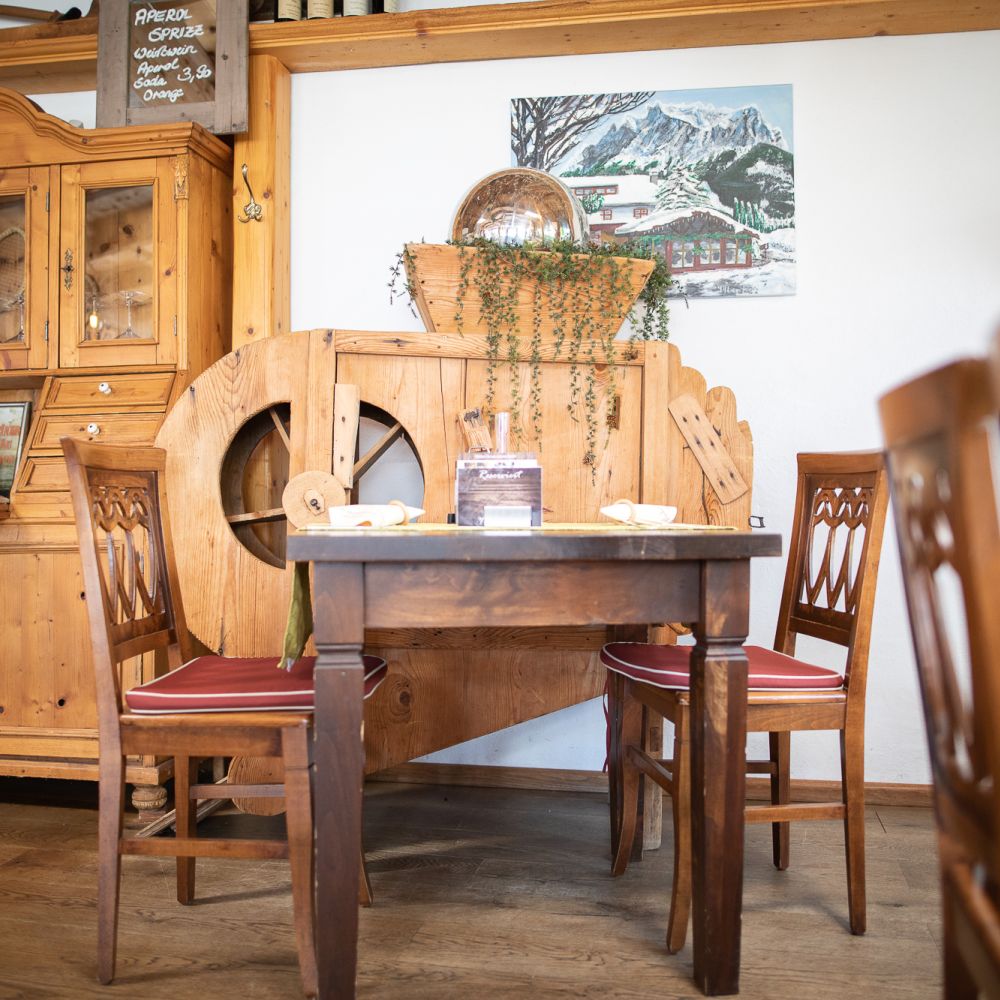 Ehrwald Restaurant Holzerstubn Detail Bierstadl