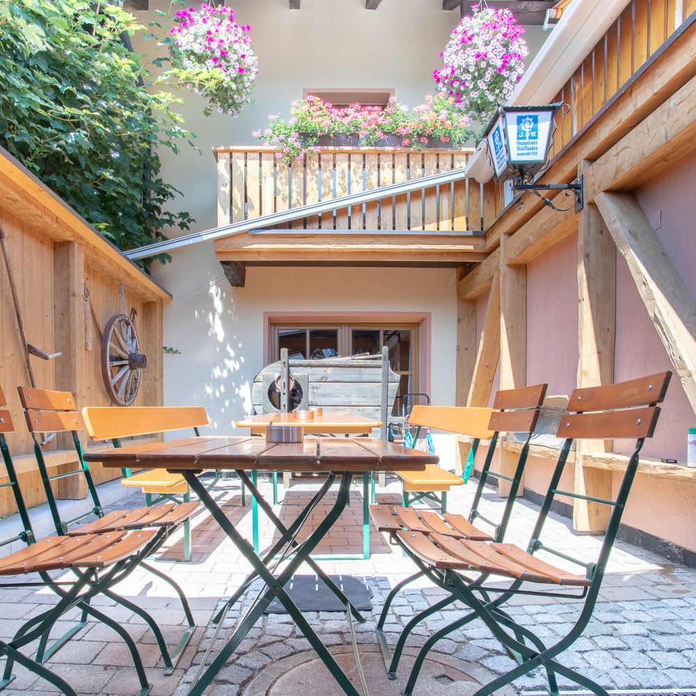 Ehrwald Restaurant Holzerstubn Ecke Biergarten