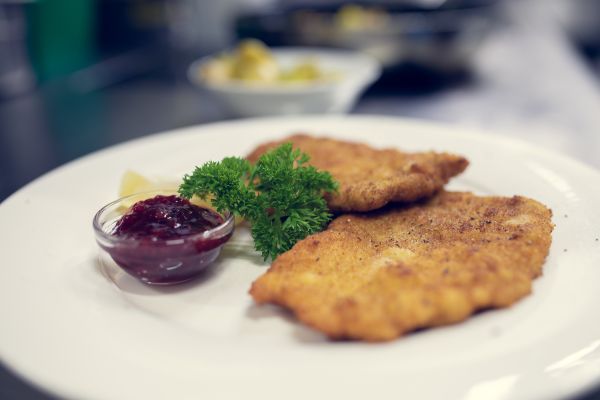 Restaurant Holzerstubn Ehrwald Frittiertes Wiener Schnitzel