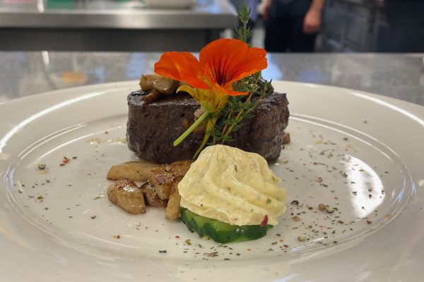 Restaurant Holzerstubn Ehrwald Steak Mit Kraeuterbutter 1